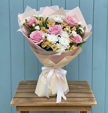 Букет цветов из:  Гвоздики, Орхидеи и Розы в Заречном Пензенской области