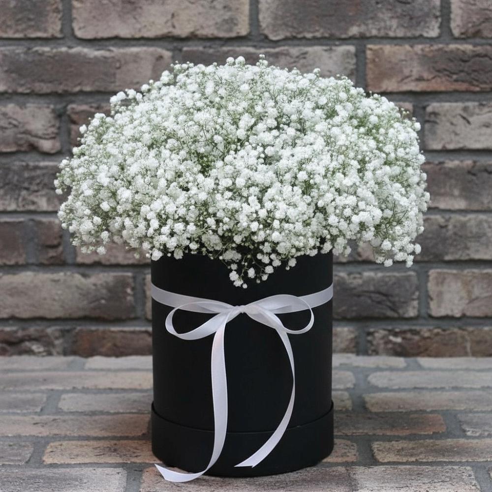 Цветочная композиция из Гипсофила в шляпной коробке в Заречном Пензенской области