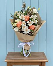Букет цветов из:  Альстромерии, Лизиантусы, Розы и Хризантемы в Заречном Пензенской области