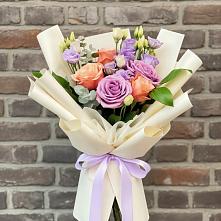 Букет цветов из:  Лизиантусы и Розы в Заречном Пензенской области
