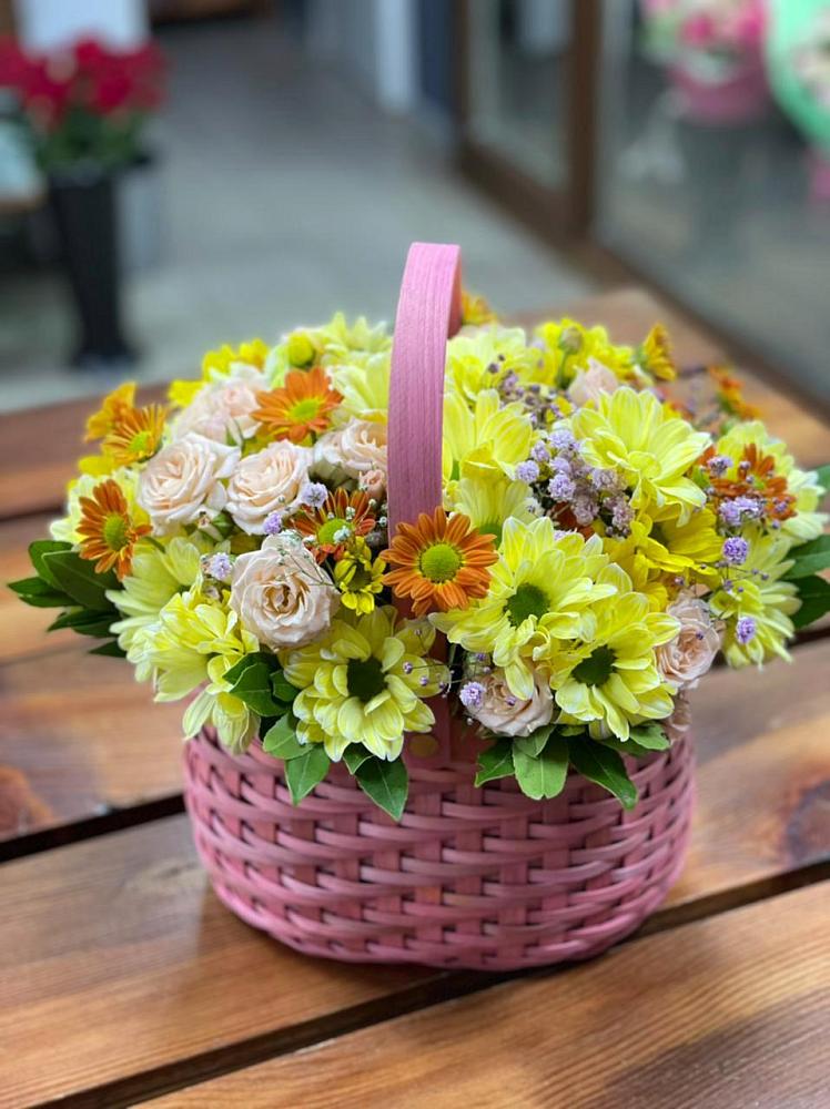 Цветочная композиция из Хризантемы и Розы в корзине в Заречном Пензенской области